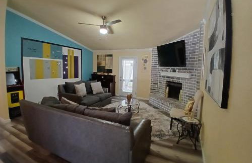 Modern Comfort Near Military Bases & Shopping – Walk to Parks & Lakes! - Foto 1