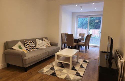 4 Bedroom House - Free Parking, Great access to London, Herts, Essex - Photo 8