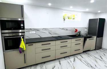 La Marilyn by Leslodgespa - Confort haut de gamme, salle de bain privée, jardin et cuisine commune, à 5 minutes de l'aéroport - Foto 13