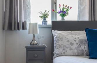 Clicketts - 3-Bedroom, Full Entire House, Sleeps 6 guests, Free wifi, Street Parking, Smart TV, Basildon, Essex London - Foto 27