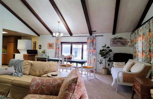 Large 1 BR Cottage, KING BED on the Lake - Foto 26