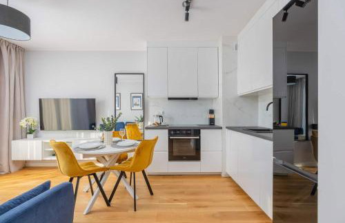 Elegant Apartment in Warsaw with Parking and Desk for Remote Work by Noclegi Renters - Foto 5