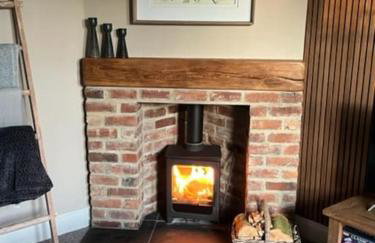 The Blue Cottage with luxurious Super King bed - Photo 10