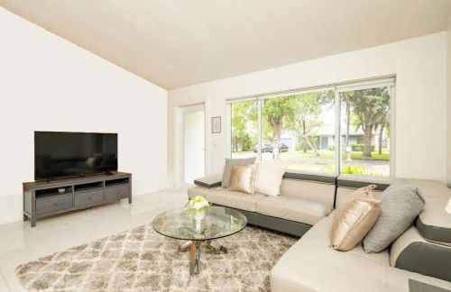 Waterfront 2-Story Villa with Heated Pool - Foto 3