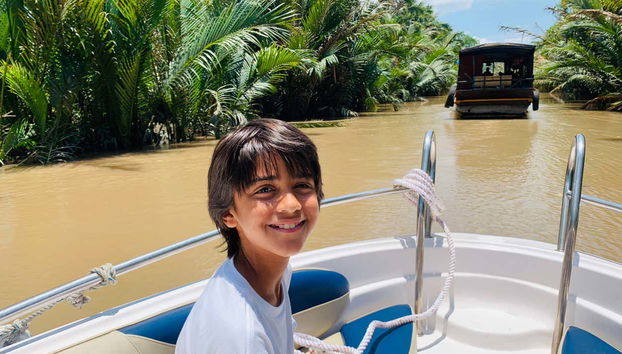 Un niño disfrutando del paseo por el canal