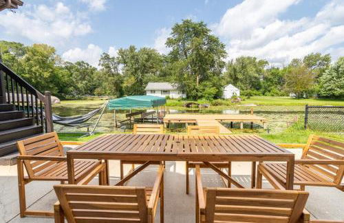 Entire Home on the water, 2 kayaks, Game room, Firepit, BBQ grill, Netflix WiFi - Foto 9