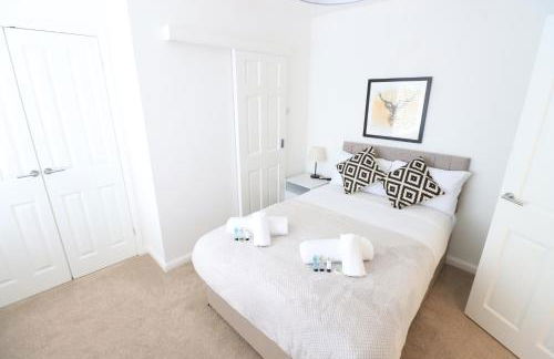 Detached Bungalow - Sleeps 8 - Free Parking, Fast Wifi, Smart TV and Garden by Yoko Property - Photo 10