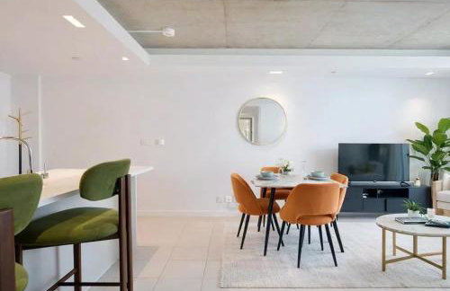 High Floor Modern 1BR Stunning Views Balcony Portable AC Free Parking - Photo 59