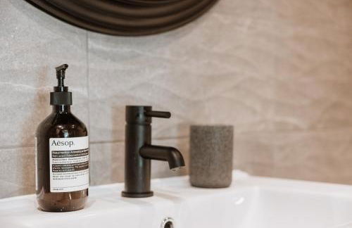 2 Bed Apartment Overlooking the Square Step Out to Shops & Dining - Foto 39