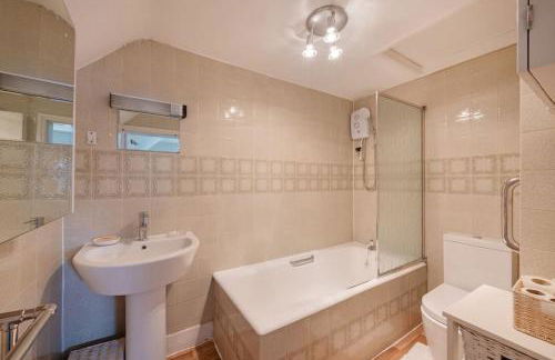 5 Bed Home with Private Parking - 25 Mins To Central London - Foto 25