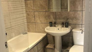 Affordable Luxury 1 Stunning apartment Sunderland close to City centre hospital Crown Works Studio and Nissan - Foto 2, towels, Shower