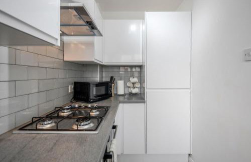 Lovely House in Dagenham / Barking with free parking, WiFi & Garden - Foto 5