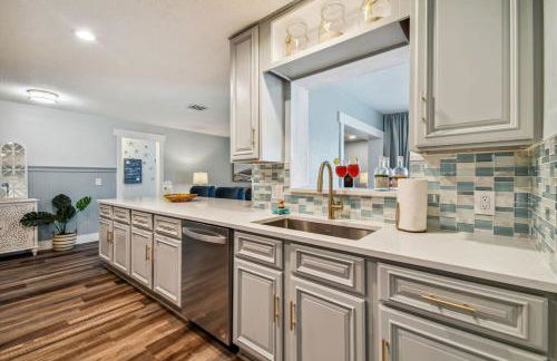 Luxury heated-pool home blocks from the beach - Foto 9