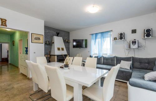 Beautiful villa Eden with pool and jacuzzi immersed in the vegetation - Foto 16