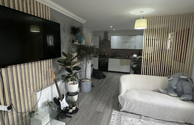 Charming Mi Casa Es Tu Casa 2-bed in Dagenham - Photo 4