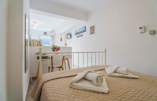 Aloni Stone Studio with Private Parking - Photo 4