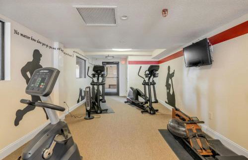 New dog-friendly Listing! Updated direct oceanfront with spacious balcony and heated pool - Foto 50