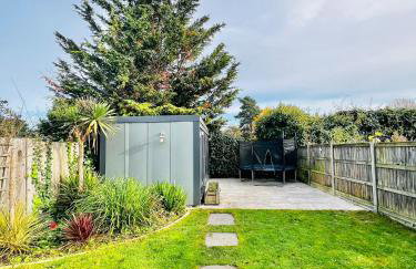 Modern 5 Bed 3 Bath House - Photo 34