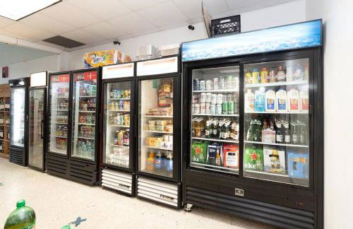 Stunning & Spacious Resort-Style Condo Across From Beach! - Foto 36