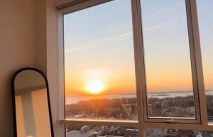 Luxury 1BR w Stunning Floor-to-Ceiling Water Views - Foto 2