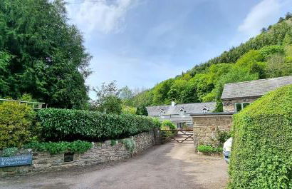 Modern and spacious 2 bedroom apartment with free parking - Photo 42