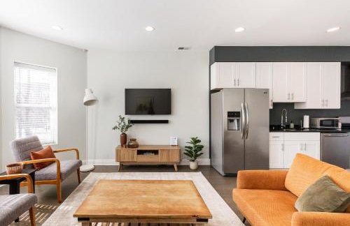 Uptown Bright & Modern Apt - Steps to Lake, Train, Amazing Food & Free Parking - Photo 1