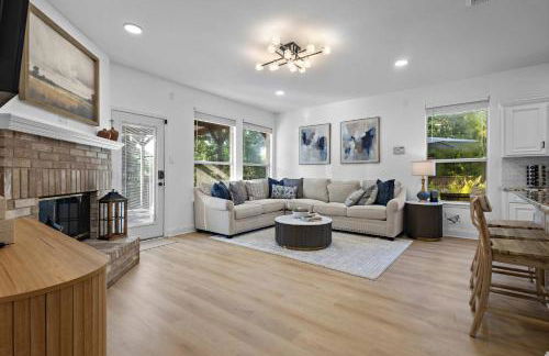 Heated Pool & Spa Mini Golf Bowling Game Room perfect for family - Photo 19