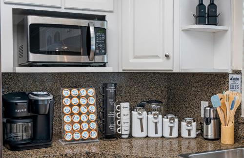 Spacious & Amazing Home w Big Pool and Patio - Photo 13