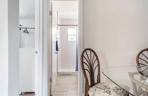 New & Blue - 2 blocks to the beach - Photo 11