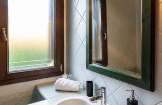 Deep Blue Sea - Photo 14