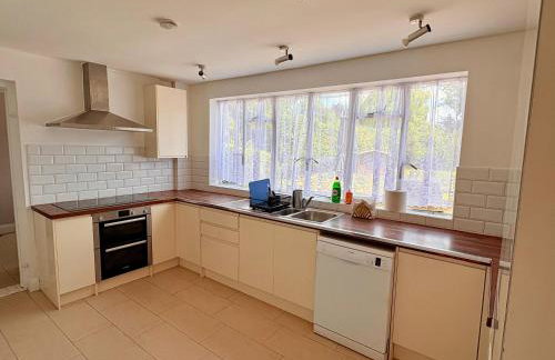 6-Beds, Private Road, Beautiful Garden - Foto 8