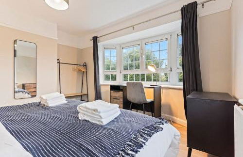 Modern 4 Bed house Ideal for Groups, Contractors near City Airport & O2 Arena, free parking & Wifi included - Foto 23