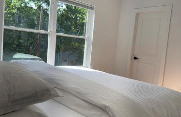 Cozy 3BR Retreat with Rooftop Near EWR & NYC Access - Photo 16