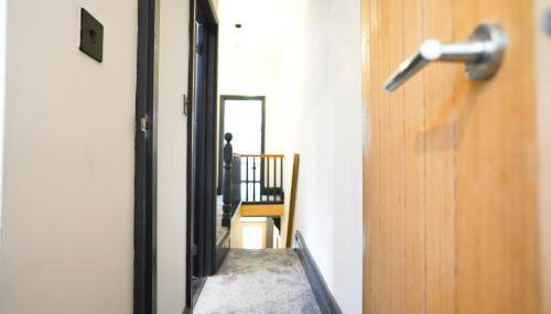 Spacious 3-Bedroom Home Near City Centre with Parking - Foto 2