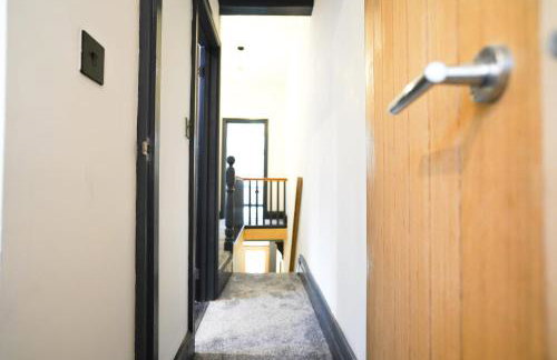Spacious 3-Bedroom Home Near City Centre with Parking - Foto 2