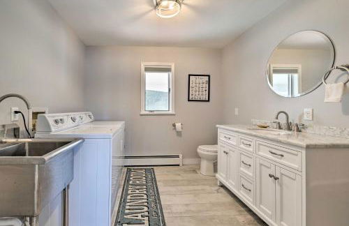 2 Living Areas, Tennis! Waterfront Suttons Bay Gem - Foto 29