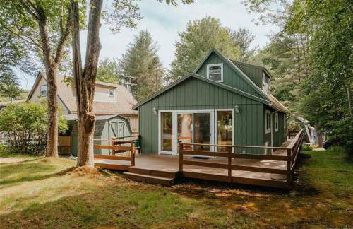 Lakefront with Lots of Light and Private Dock Access - Foto 35