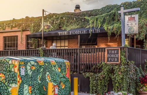 Elegant Loft-style Retreat in Old Firehouse Alley - Foto 43