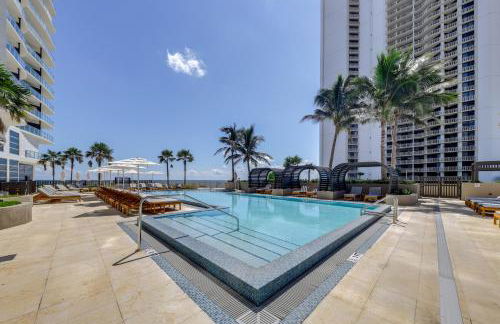 Ocean Views and Pool Access Riviera Beach Condo! - Foto 2