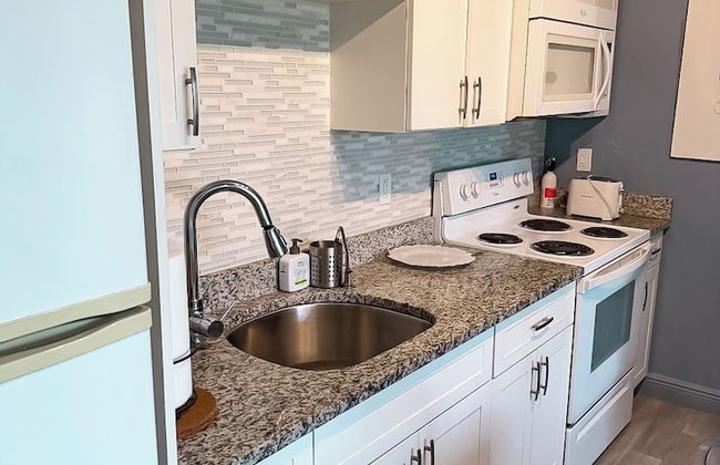 NEW Stunning Beachfront Condo at the Coral Beach - Foto 43