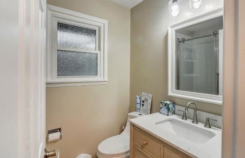 Cozy Mountain Home with Great Views, Deck & WiFi - Photo 23