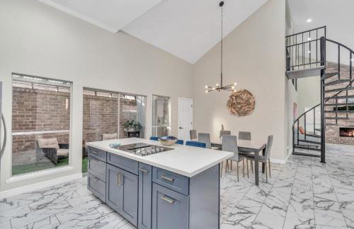 AccessibleGem 3BR Jacuzzi & Air Hockey Sleeps 13 Chinatown - Foto 19