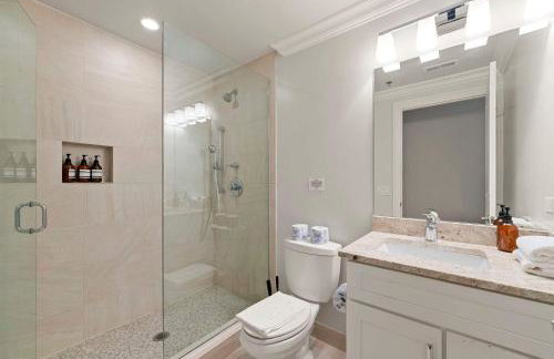 1 Free Parking Gym Balcony Sleeps 10 - Photo 26