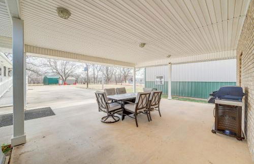 Game Room and Large Yard Vinita Farmhouse! - Foto 25