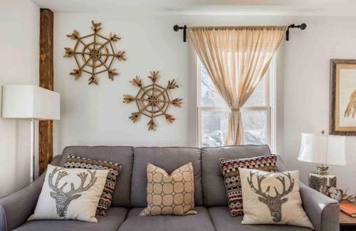 Entire Enchanting, Light-Filled 1830 Farmhouse - Foto 17