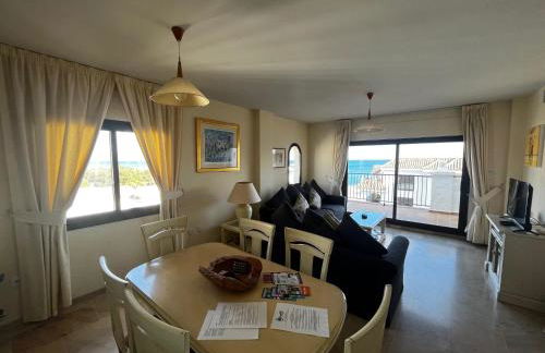 3 Bed Beachfront Penthouse 854 with great views - Photo 3