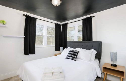 Modern 3BR w Yard Garage - Photo 3