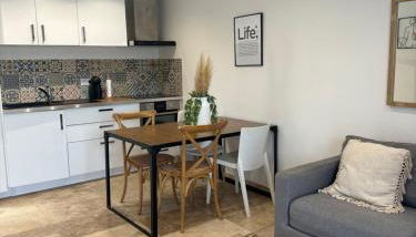 LE TERRACOTTA COTE D'AZUR - Proche PLAGE - Terrasse & Confort - CLIM - Parking et Wifi Gratuit- OFFRE SPECIALE - Foto 5, stove