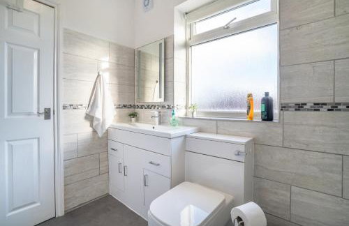 Stylish 3 Bed House-Free Parking - by Holiday Homes - Photo 10