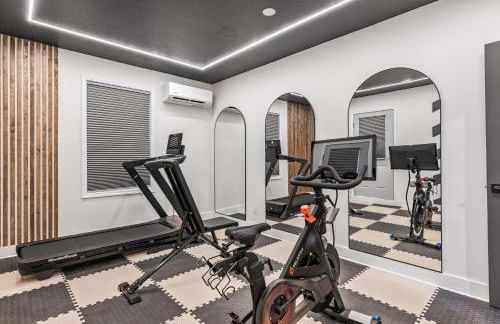 Newly Renovated Luxe Home near Asheville | Pool, Hot Tub, Theater & Games! - Foto 7